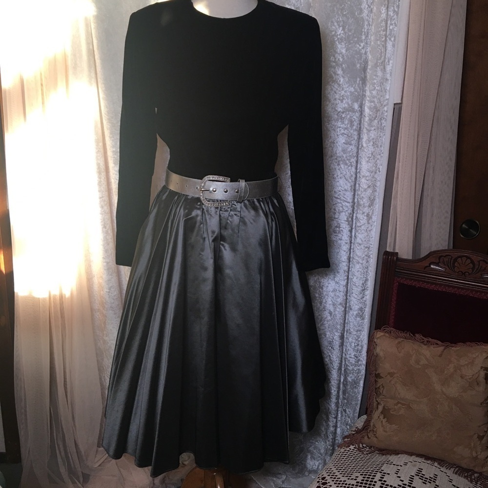 Lloyd Williams Size 8 Black Velvet & Silver Metallic Dress W/ Belt Vintage 80’s